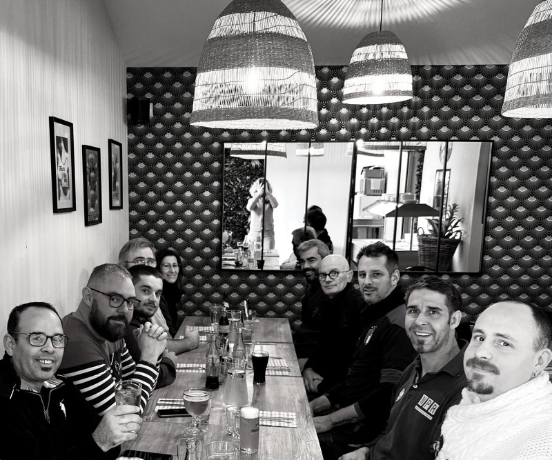 artisans-travaillent-avec-architecte-interieur-la-__